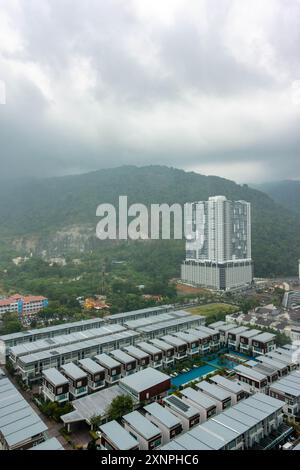 Le nuvole si infrangono sulla collina di Tanjung Bungah, Penang, Malesia Foto Stock