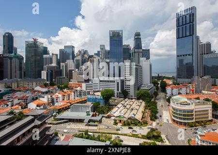 1 agosto 2024. Veduta aerea di Chinatown, del quartiere finanziario centrale e del grattacielo più alto, la Guoco Tower sulla destra. Singapore. Foto Stock