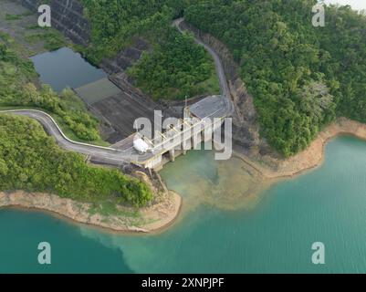 Diga di Rajjaprabha o diga di Cheow LAN una diga polivalente situata a Ban Cheow LAN, Tambon Khao Phang, distretto di Ban Ta Khun, provincia di Surat Thani. Vista aerea Foto Stock