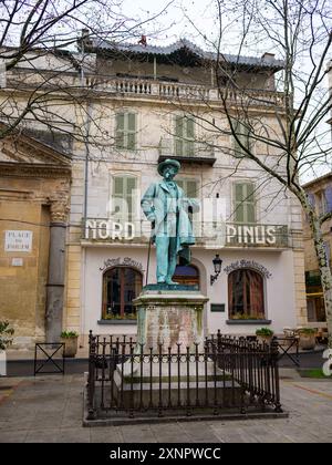 Arles, Francia - 3 marzo 2023: Statua di Frederic Mistral in Place du Forum in una giornata nuvolosa in primavera Foto Stock