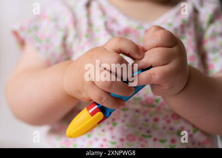 Foto datata 04/08/23 di un bambino che gioca con i giocattoli a casa nel Northamptonshire. I visitatori della salute devono avere il potere di attivare visite congiunte da parte di specialisti di assistenza sociale come consulenti per l'abuso di droghe, un rapporto ha detto che ha avvertito i servizi infantili sono spesso troppo concentrati sui genitori di un bambino. Data di pubblicazione: Venerdì 2 agosto 2024. Foto Stock