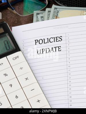 Aggiornamento dei criteri scritto nel notebook, foto verticale Foto Stock