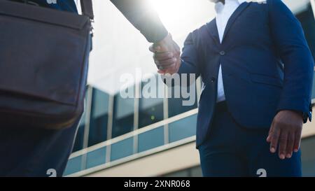Incontri, strette di mano e uomini d'affari in partnership per trattative, benvenuto o onboarding per la collaborazione b2b. Ufficio, lavoro di squadra e stringere la mano Foto Stock