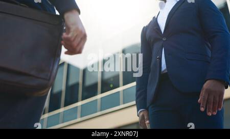 Incontri, strette di mano e uomini d'affari in partnership per trattative, benvenuto o onboarding per la collaborazione b2b. Ufficio, lavoro di squadra e stringere la mano Foto Stock