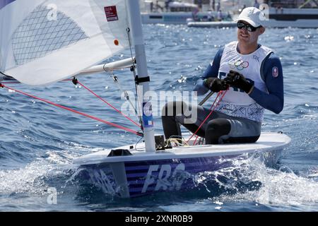 Marsiglia, Francia. 1 agosto 2024. Jean-Baptiste Bernaz (fra) gareggia nell'ILCA 7 maschile di vela durante i Giochi Olimpici di Parigi 2024, al rade de Marseille, a Marsiglia, in Francia, il 1 agosto 2024. Foto di Patrick Aventurier/ABACAPRESS. COM credito: Abaca Press/Alamy Live News Foto Stock