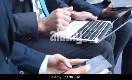 Le mani di un uomo scrivono sulla tastiera del computer portatile. Un uomo d'affari che naviga su un computer portatile all'ufficio loft. Uomo d'affari che lavora su un notebook, studia da remoto Foto Stock