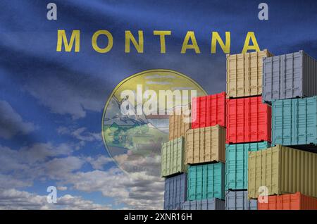 Bandiera dello stato del Montana e una grande pila di container per il trasporto merci in banchine con sfondo cielo in primo piano Foto Stock