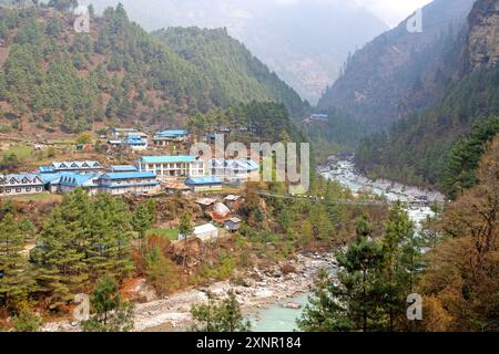 Il villaggio di Phakding sopra il fiume Dudh Kosi sul sentiero per il campo base dell'Everest Foto Stock