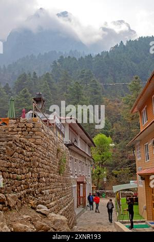 Il villaggio di Phakding sul sentiero per il campo base dell'Everest Foto Stock