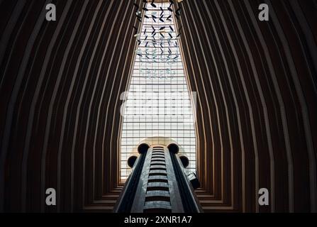 Un moderno interno architettonico di un alto edificio con vista sul soffitto Foto Stock