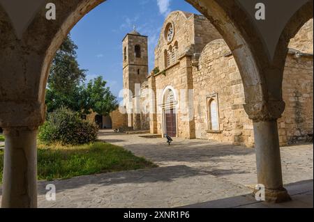 Famagosta. Cipro -04.20.2024 Monastero di San Barnaba a Cipro, cortile interno Foto Stock