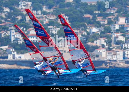 Marsiglia, Francia. 1 agosto 2024. Sara Wennekes (Paesi Bassi), Theresa Marie Steinlein (Germania) e Palma Cargo (Crotia), Vela, Windsurf femminile durante i Giochi Olimpici di Parigi 2024 il 1° agosto 2024 presso Marsiglia Marina di Marsiglia, Francia - Photo Norbert Scanella/Panoramic/DPPI Media Credit: DPPI Media/Alamy Live News Foto Stock