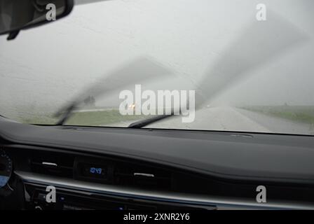 PLYMOUTH COUNTY/IOWA /USA- il giorno della fag, un fulmine e una tempesta nello stato di Ioaw e nel Minnesota, un'auto precipitata sull'autostrada 60 14 GIUGNO 2014 (foto di Francis Dean/Deanpictures) Foto Stock