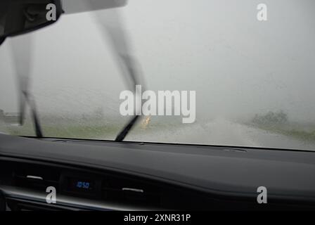 PLYMOUTH COUNTY/IOWA /USA- il giorno della fag, un fulmine e una tempesta nello stato di Ioaw e nel Minnesota, un'auto precipitata sull'autostrada 60 14 GIUGNO 2014 (foto di Francis Dean/Deanpictures) Foto Stock