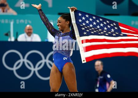 PARIGI, FRANCIA - 1 AGOSTO: Campionessa olimpica e medaglia d'oro Simone Biles del Team Stati Uniti festeggia con la bandiera degli Stati Uniti dopo la finale di ginnastica artistica femminile All-Around il sesto giorno dei Giochi Olimpici di Parigi 2024 alla Bercy Arena il 1° agosto 2024 a Parigi, Francia. (© diebilderwelt / Alamy Stock Foto Stock