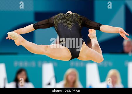 Parigi, Francia, 1 agosto 2024. Kaylia Nemour dell'Algeria si esibisce sul pavimento durante la finale di ginnastica artistica dei Giochi Olimpici di Parigi 2024 WomenÕs All-Round presso la Bercy Arena il 1 agosto 2024 a Parigi, Francia. Crediti: Pete Dovgan/Speed Media/Alamy Live News Foto Stock