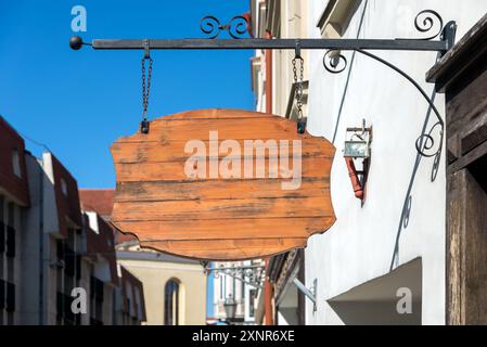 Mockup vuoto di Street Store cartello Vintage sullo sfondo della città vecchia. Insegna vuota per la vendita al dettaglio in legno per logo o banner Foto Stock