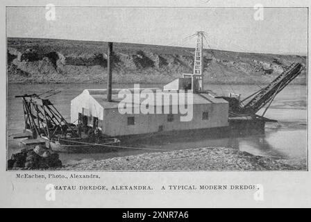 MATAU DREDGE, ALEXANDRA. UN TIPICO DREDGE MODERNO. DALL'ARTICOLO L'ORIGINE E IL PROGRESSO DEL DRAGAGGIO DELL'ORO IN NUOVA ZELANDA. Di W. H. Cutten. Dalla rivista Engineering dedicata al progresso industriale volume XVIII 1899-1900 The Engineering Magazine Co Foto Stock