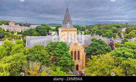 Dornoch Sutherland Scotland l'edificio della cattedrale circondato da alberi in estate Foto Stock