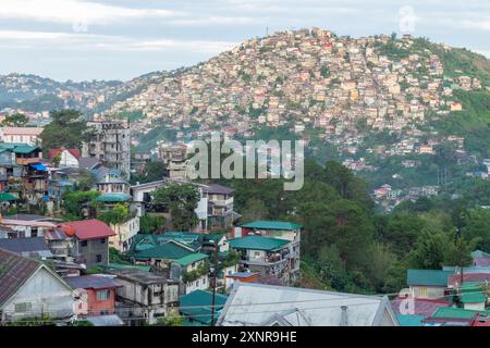 L'espansione urbana delle montagne è piena di case a Baguio City, Filippine Foto Stock