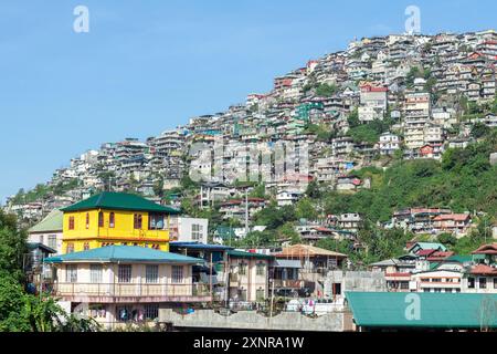 L'espansione urbana delle montagne è piena di case a Baguio City, Filippine Foto Stock