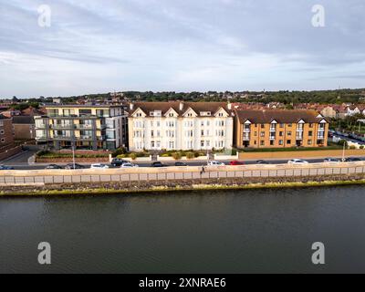 Vista dall'alto degli appartamenti sul lungomare di West Kirby, Wirral, Cheshire, Inghilterra Foto Stock