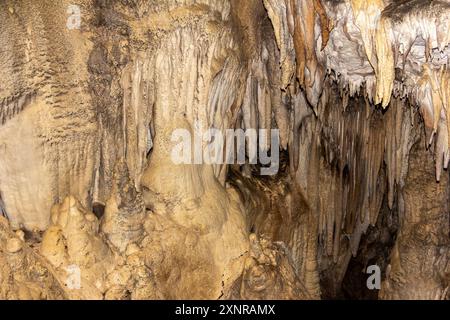 Pareti e volte della grotta Big Azish sull'Altopiano Lago-Naki ad Adygea Foto Stock