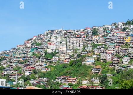 L'espansione urbana delle montagne è piena di case a Baguio City, Filippine Foto Stock