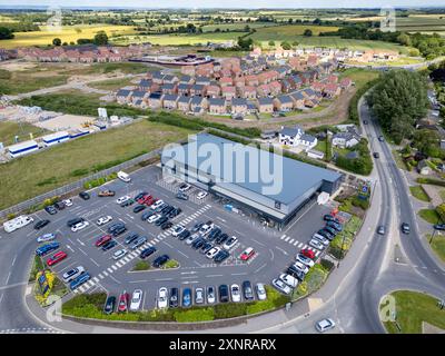 Supermercato Aldi adiacente a una nuova proprietà residenziale, North Yorkshire, Inghilterra. Foto Stock