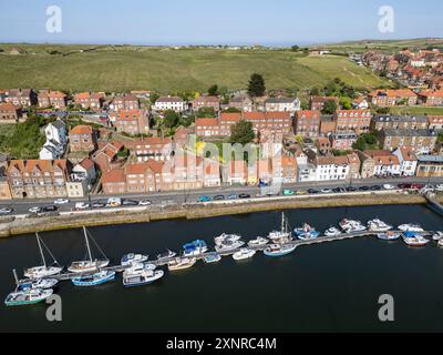 Gira in aereo lungo gli edifici sul lungomare di Whitby sul fiume Esk, North Yorkshire, Inghilterra. Foto Stock