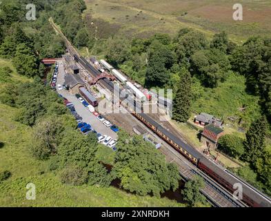 Il treno a vapore arriva alla stazione ferroviaria di Goathland, North Yorkshire, Inghilterra. Foto Stock