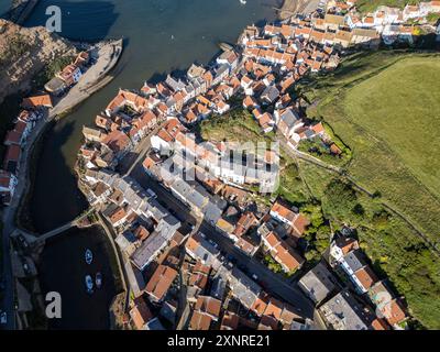 Vista aerea del villaggio di pescatori e del porto di Staithes, North Yorkshire, Inghilterra. Foto Stock