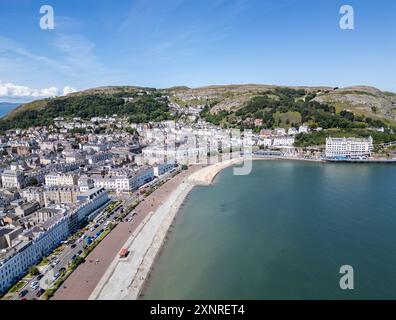 Llandudno Bay e il promontorio del Great orme nel Galles del Nord, Gran Bretagna, vista aerea Foto Stock
