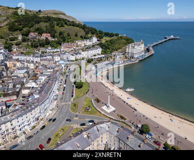 Vista aerea verso il centro e il molo di Llandudno, Galles del Nord, Gran Bretagna Foto Stock