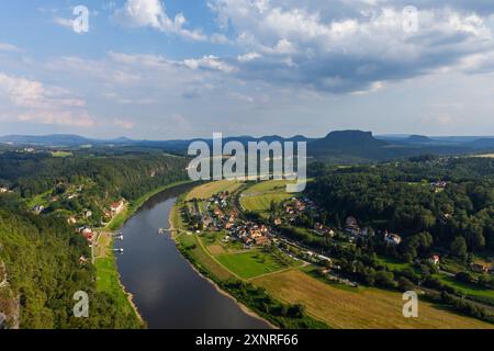 Sächsische Schweiz die Bastei ist eine Felsformation mit Aussichtsplattform in der Sächsischen Schweiz am rechten Ufer der Elbe auf dem Gebiet der Gemeinde Lohmen zwischen dem Kurort Rathen und Stadt Wehlen. SIE zählt zu den meistbesuchten Touristenattraktionen der Sächsischen Schweiz. Blick ins Elbtal zum Lilienstein. Rathen Sachsen Deutschland *** Svizzera sassone il Bastei è una formazione rocciosa con una piattaforma panoramica nella Svizzera sassone sulla riva destra dell'Elba nel comune di Lohmen tra la città termale di Rathen e la città di Wehlen è uno dei turisti più visitati a. Foto Stock