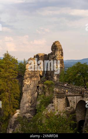 Sächsische Schweiz die Bastei ist eine Felsformation mit Aussichtsplattform in der Sächsischen Schweiz am rechten Ufer der Elbe auf dem Gebiet der Gemeinde Lohmen zwischen dem Kurort Rathen und Stadt Wehlen. SIE zählt zu den meistbesuchten Touristenattraktionen der Sächsischen Schweiz. Basteibrücke. Rathen Sachsen Deutschland *** Svizzera sassone il Bastei è una formazione rocciosa con una piattaforma panoramica nella Svizzera sassone sulla riva destra del fiume Elba nel comune di Lohmen tra la città termale di Rathen e la città di Wehlen è uno dei più visitati attrazioni turistiche a S. Foto Stock