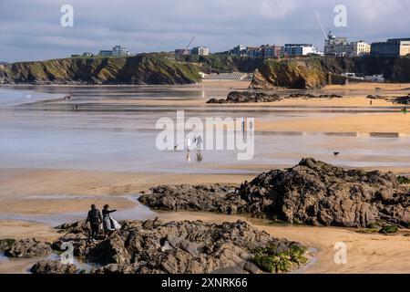 Una vista di Towan Beach con GT Western Beach e Lusty Glaze in lontananza sulla costa di Newquay in Cornovaglia nel Regno Unito. Foto Stock