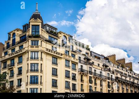 Scorcio di Rue Caulaincourt, con tipici edifici residenziali parigini, nel Butte di Montmartre, XVIII arrondissement di Parigi, Francia. Foto Stock