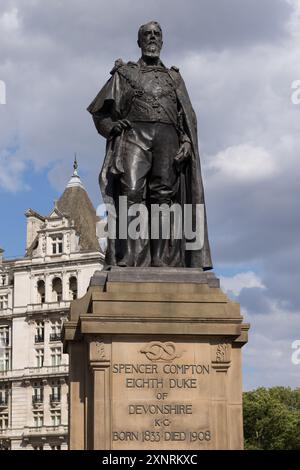 Whitehall, Londra 27-06-24. Statua del Duca di Devonshire, una scultura in bronzo di Spencer Cavendish VIII duca di Devonshire, classificato Grade II Foto Stock