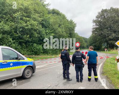 Trendelburg, Germania. 2 agosto 2024. I servizi di emergenza stanno sulla L763 vicino a Trendelburg nel distretto di Kassel dopo una tempesta con inondazioni nel nord dell'Assia. Una tempesta con forti piogge ha colpito la regione a nord di Kassel venerdì sera. Crediti: Nicole Schippers/dpa/Alamy Live News Foto Stock