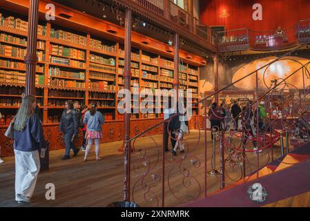 Interno della libreria Livraria Lello con grande scalinata a Porto, Portogallo Foto Stock