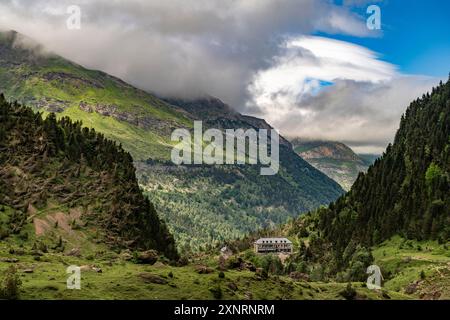 Hôtel du Cirque et de la Cascade im Nationalpark Pyrenäen bei Gavarnie-Gèdre, Frankreich, Europa | Hôtel du Cirque et de la Cascade ai Pirenei N Foto Stock