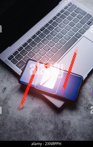 Posta in arrivo di avviso sullo smartphone da virus spam. Messaggio di avviso sul telefono per proteggere i dispositivi digitali da malware. E-mail spazzatura. Foto Stock