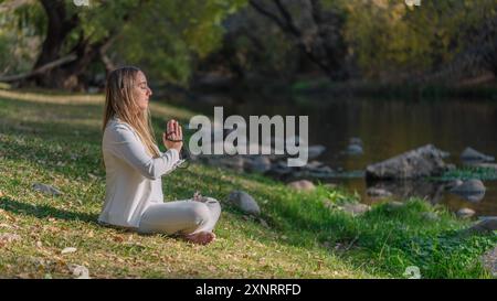 donna che pratica la meditazione per donne potenti Foto Stock