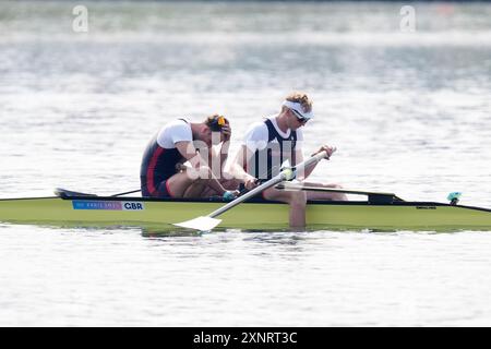 Ollie Wynne-Griffith e Tom George React della Gran Bretagna dopo aver vinto l'argento nella finale della coppia maschile di canottaggio allo Stadio Nautico Vaires-sur-Marne il settimo giorno dei Giochi Olimpici di Parigi del 2024 in Francia. Data foto: Venerdì 2 agosto 2024. Foto Stock