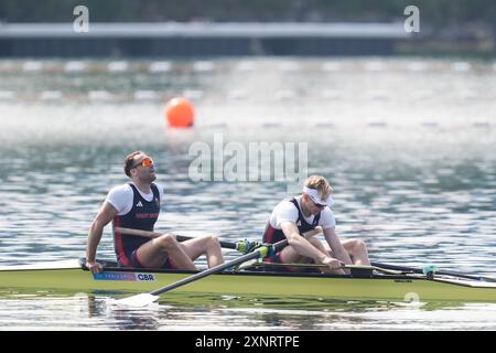 Ollie Wynne-Griffith e Tom George React della Gran Bretagna dopo aver vinto l'argento nella finale della coppia maschile di canottaggio allo Stadio Nautico Vaires-sur-Marne il settimo giorno dei Giochi Olimpici di Parigi del 2024 in Francia. Data foto: Venerdì 2 agosto 2024. Foto Stock