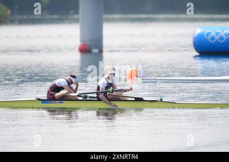 Ollie Wynne-Griffith e Tom George React della Gran Bretagna dopo aver vinto l'argento nella finale della coppia maschile di canottaggio allo Stadio Nautico Vaires-sur-Marne il settimo giorno dei Giochi Olimpici di Parigi del 2024 in Francia. Data foto: Venerdì 2 agosto 2024. Foto Stock