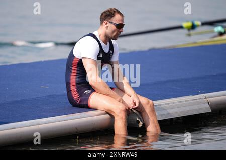 L'inglese Ollie Wynne-Griffith reagisce dopo aver vinto l'argento nelle finali di coppia maschile di canottaggio allo Stadio Nautico Vaires-sur-Marne il settimo giorno dei Giochi Olimpici di Parigi 2024 in Francia. Data foto: Venerdì 2 agosto 2024. Foto Stock