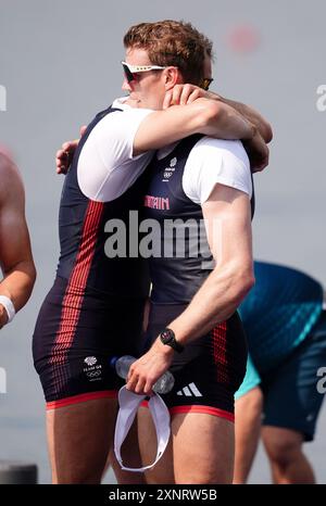 Ollie Wynne-Griffith e Tom George (a destra) della Gran Bretagna reagiscono dopo aver vinto l'argento nella finale di Rowing Men's Pair allo Stadio Nautico Vaires-sur-Marne il settimo giorno dei Giochi Olimpici di Parigi 2024 in Francia. Data foto: Venerdì 2 agosto 2024. Foto Stock