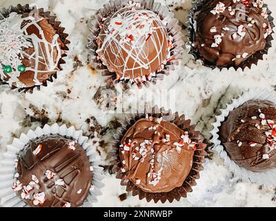 Bombe a base di cioccolata calda decorate con menta piperita e spruzzi sulla m. Foto Stock